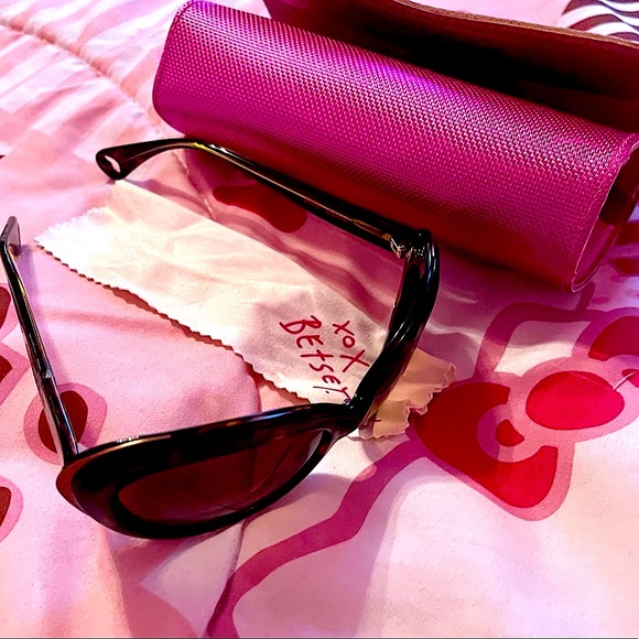 Betsey Johnson Sunglasses - Picture 7 of 11